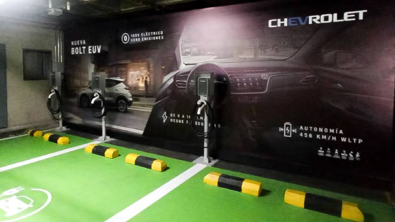 GM más puntos de carga  para vehículos eléctricos en Colombia