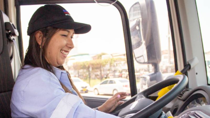 Mujeres serán conductoras de nuevas tractomulas  en Colombia