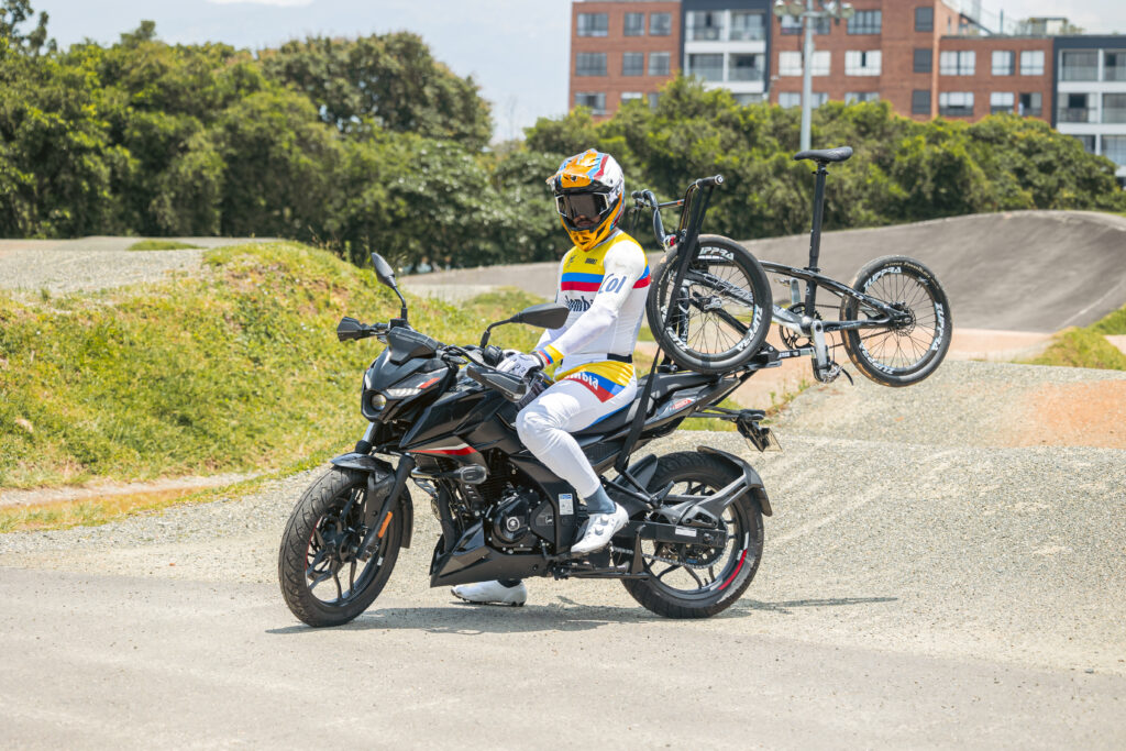 Grupo UMA entrega Moto Pulsar a Mateo Carmona por su pasion por las 2 Ruedas