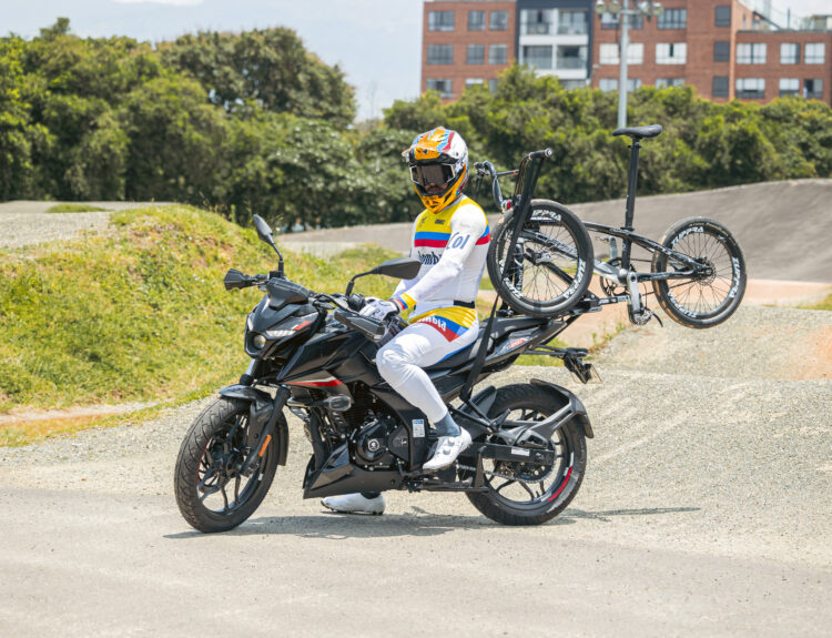 Grupo UMA entrega Moto Pulsar a Mateo Carmona por su pasion por las 2 Ruedas