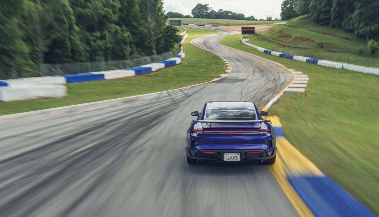 Porsche Taycan Turbo GT vuelve a brillar con récords en Road Atlanta y Yas Marina