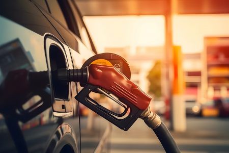 La gasolina sube, el kilovatio baja: un vehículo eléctrico puede ahorrar hasta $8 millones anuales en Colombia