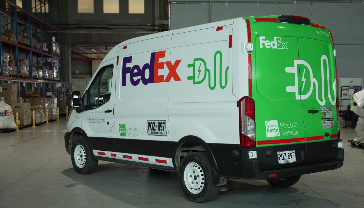 14 nuevos vehículos Ford E-Transit™ se incorporan a la flota de FedEx en Colombia