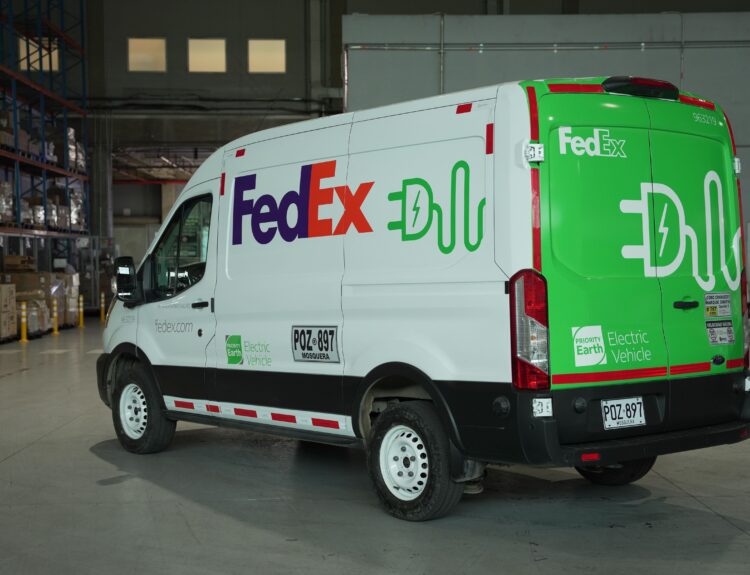 14 nuevos vehículos Ford E-Transit™ se incorporan a la flota de FedEx en Colombia