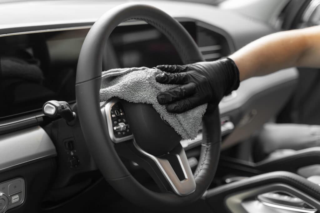 Cinco razones por las que deberías limpiar el interior de tu carro con frecuencia