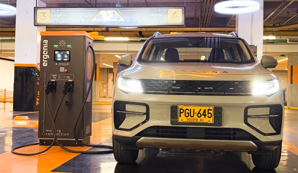 Estaciones de carga eléctrica con Inteligencia Artificial llegan a Multiplaza Bogotá