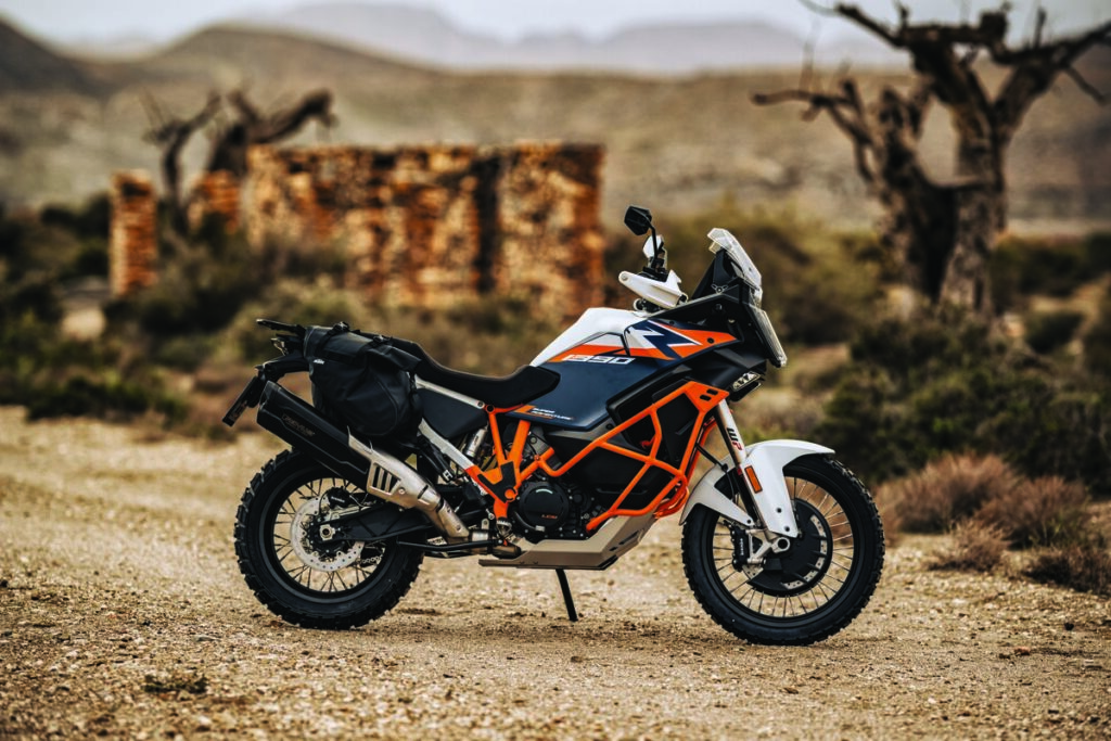 La nueva KTM 1390 SUPER ADVENTURE 2026 ya está en Colombia: tecnología, control y el debut del sistema AMT