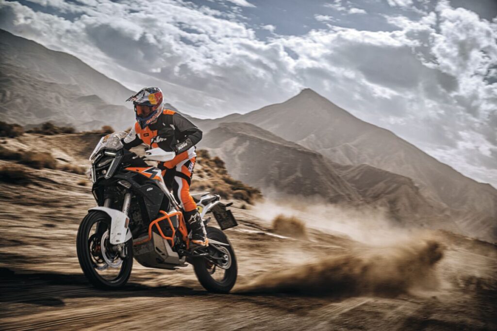La nueva KTM 1390 SUPER ADVENTURE 2026 ya está en Colombia: tecnología, control y el debut del sistema AMT