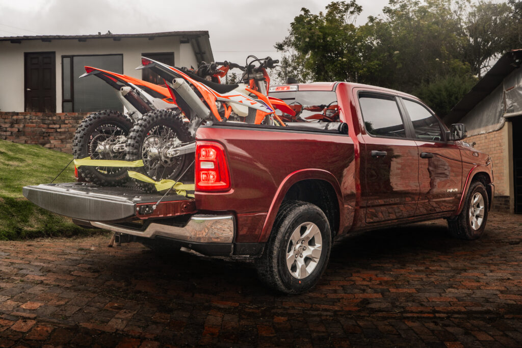 RAM Poder sobre ruedas: cuando las pick-ups se convierten en aliadas del motociclismo