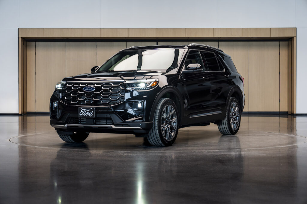 Un papamóvil con sello americano: Ford crea una Explorer única para el Papa León XIV