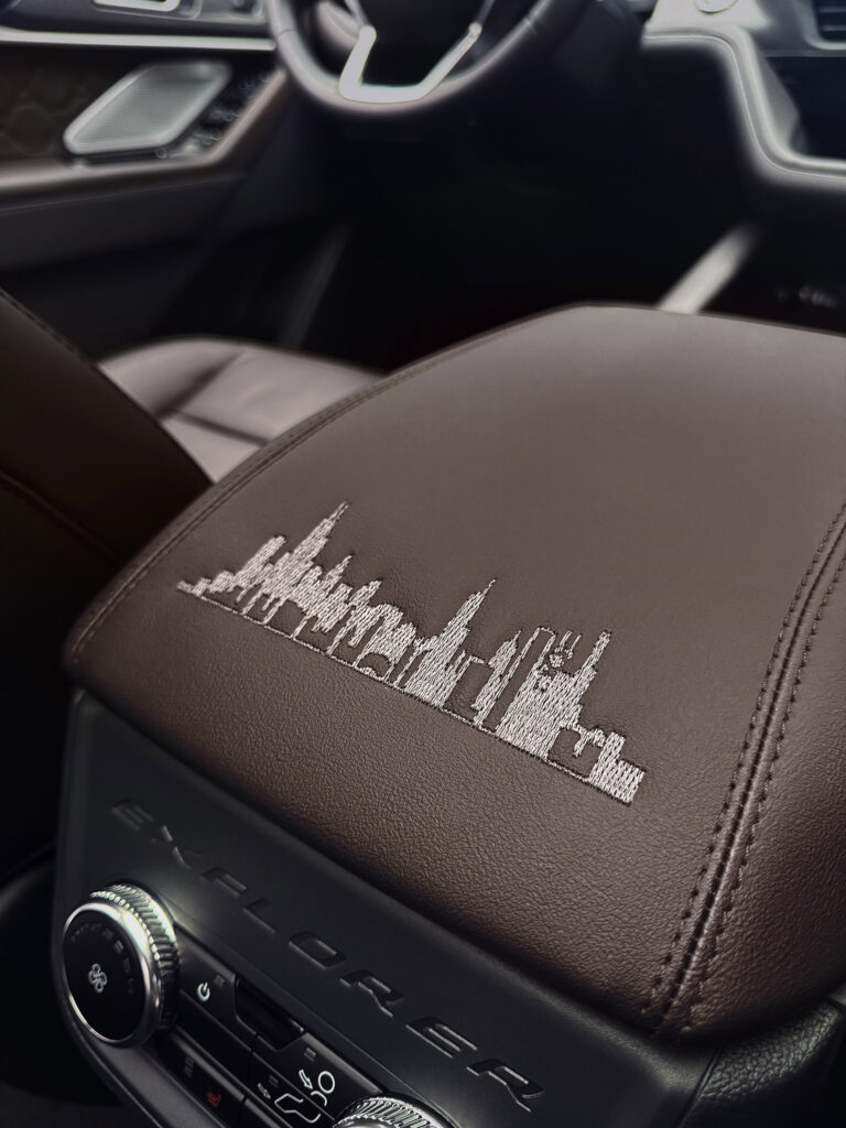 Un papamóvil con sello americano: Ford crea una Explorer única para el Papa León XIV