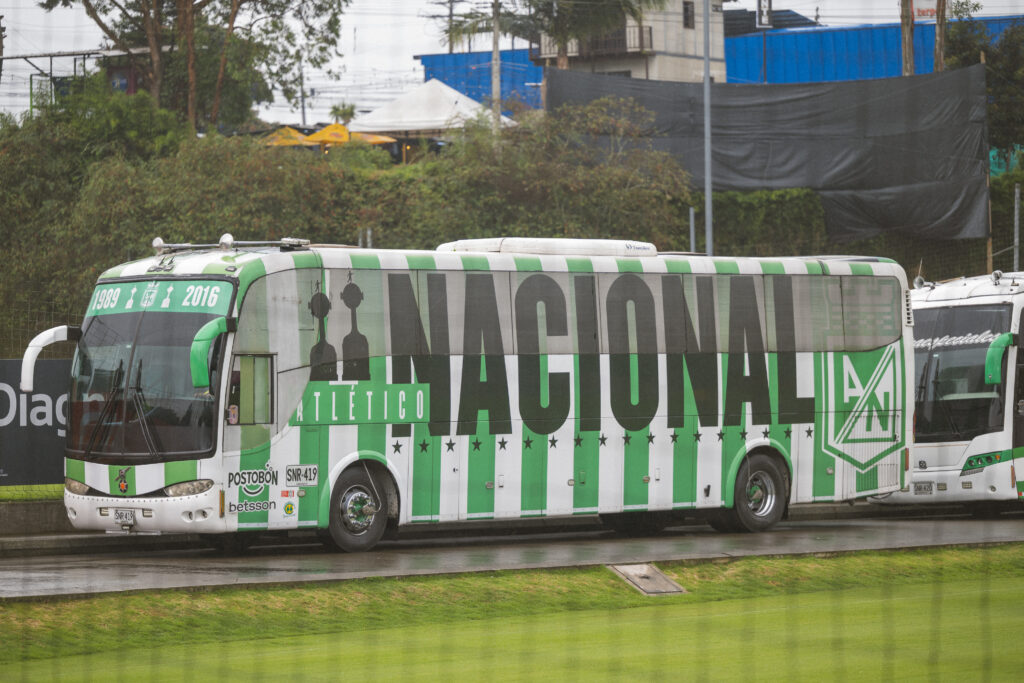 Cuando las leyendas juegan juntas: MG Motor y Atlético Nacional sellan una alianza estratégica
