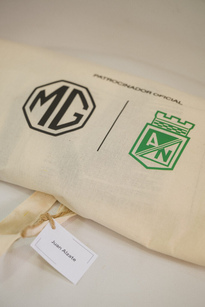 Cuando las leyendas juegan juntas: MG Motor y Atlético Nacional sellan una alianza estratégica
