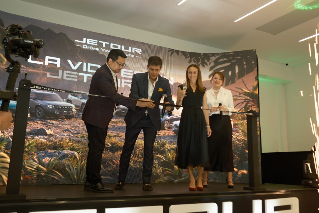 Jetour proyecta vender 2.000 unidades en Colombia y estrena su primera vitrina global. Jetour continúa consolidando su crecimiento en Colombia con la apertura de su primera vitrina bajo los estándares globales más recientes de la compañía.