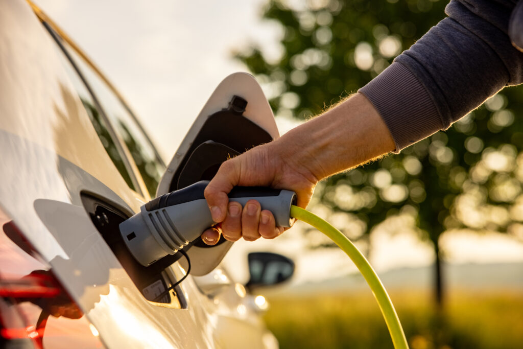 Colombia acelera su transición eléctrica: ventas de vehículos enchufables crecen 120%