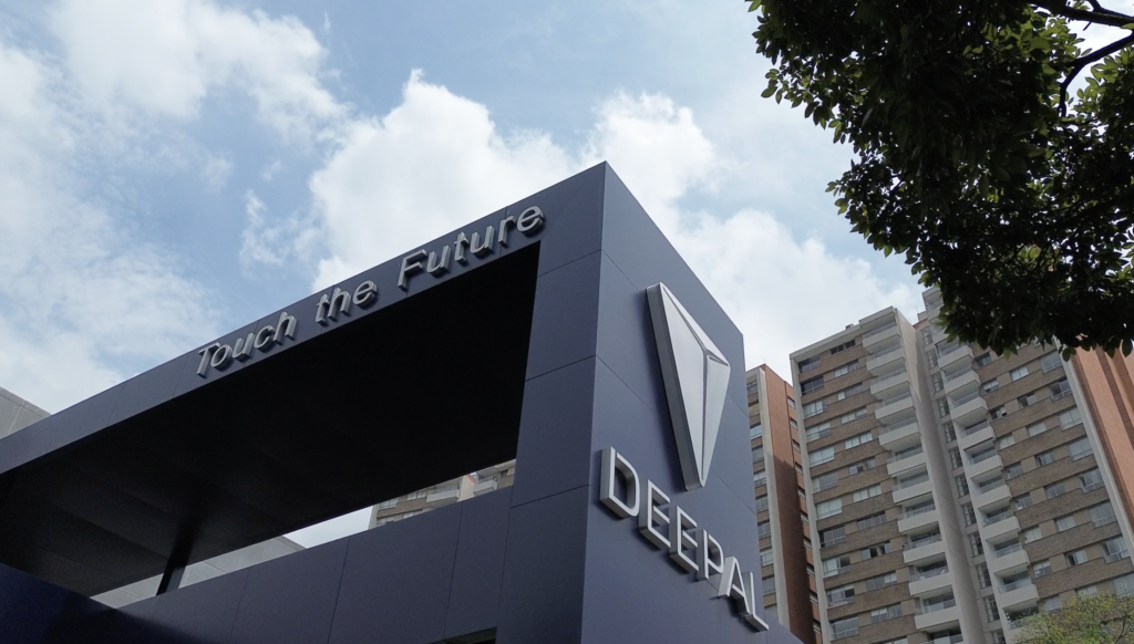 Deepal y Changan refuerzan su apuesta por la movilidad inteligente con nueva vitrina en Medellín. La transformación de la movilidad 
