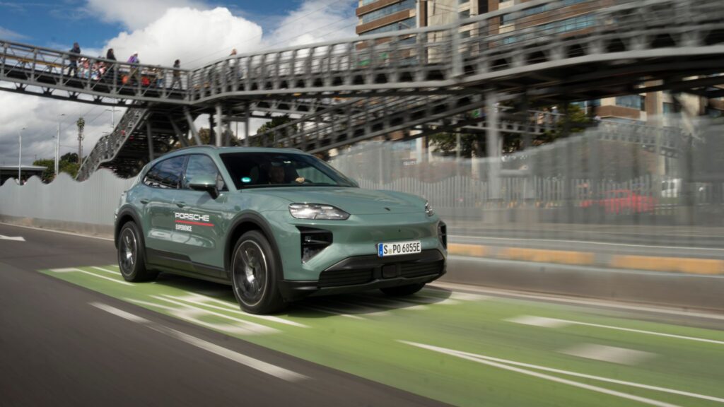 Porsche lleva su experiencia de conducción a las carreteras colombianas con el estreno del Cayenne Eléctrico y el nuevo 911 Turbo S