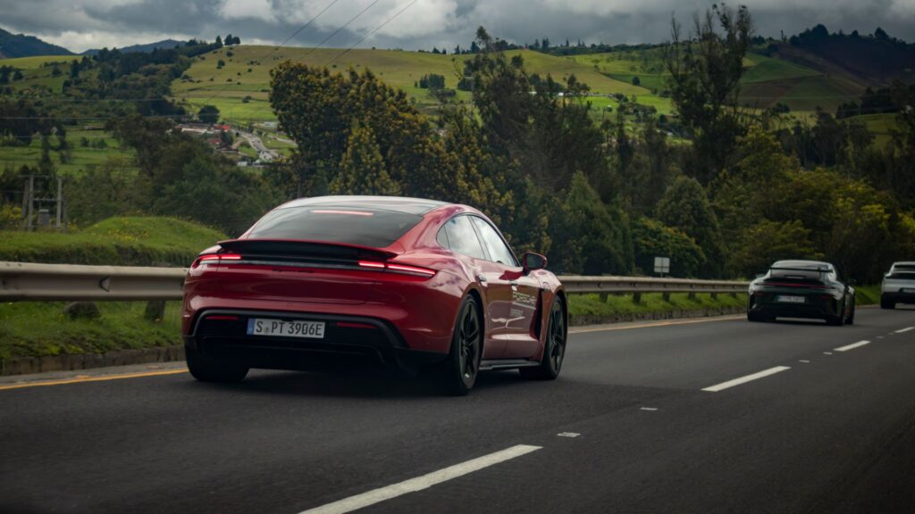 Porsche lleva su experiencia de conducción a las carreteras colombianas con el estreno del Cayenne Eléctrico y el nuevo 911 Turbo S