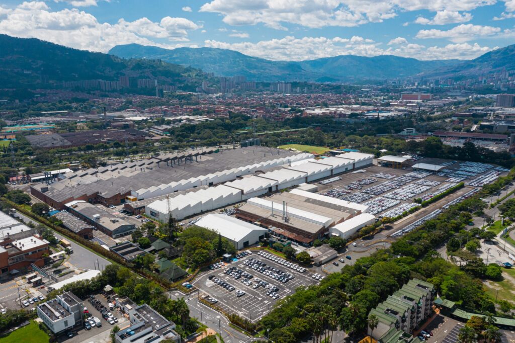 57 años después, la historia se sigue fabricando en Renault-Sofasa. En medio de las montañas de Antioquia, una historia industrial que comenzó a finales de los años sesenta continúa evolucionando.