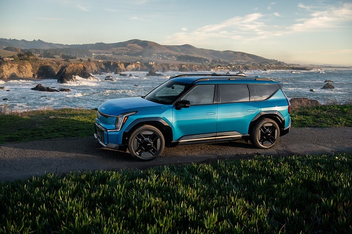 Kia consolida su liderazgo en Colombia con crecimiento de 47,7 % y 20.437 matrículas. Kia cerró el primer semestre con una posición destacada en el mercado automotor colombiano.