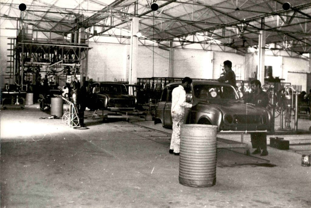 57 años después, la historia se sigue fabricando en Renault-Sofasa. En medio de las montañas de Antioquia, una historia industrial que comenzó a finales de los años sesenta continúa evolucionando.