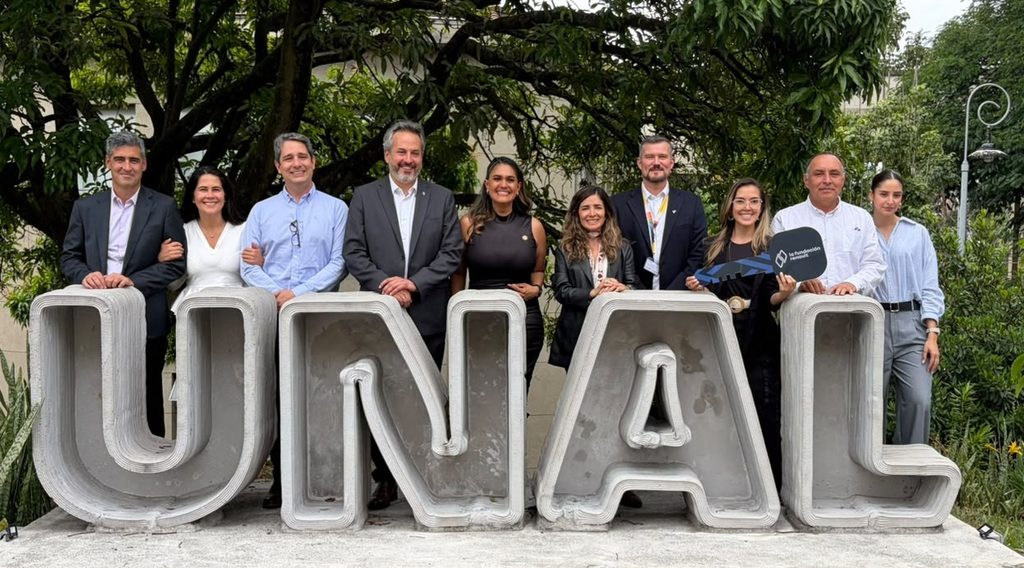 Renault-Sofasa entrega un Kwid ensamblado en Colombia a la Universidad Nacional