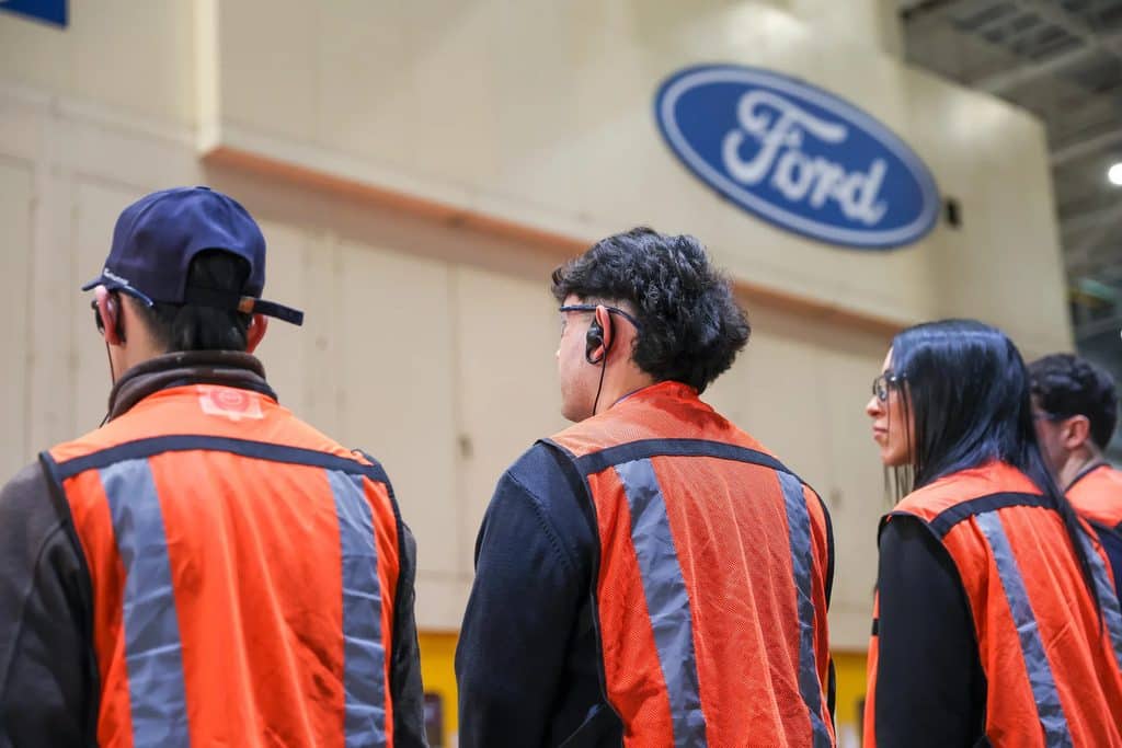 Ford ofrece 40 becas gratuitas en tecnología e inteligencia artificial para jóvenes en Bogotá. La nueva edición de Ford Enter busca formar a jóvenes de 18 a 24 años en automatización con IA y habilidades socioemocionales
