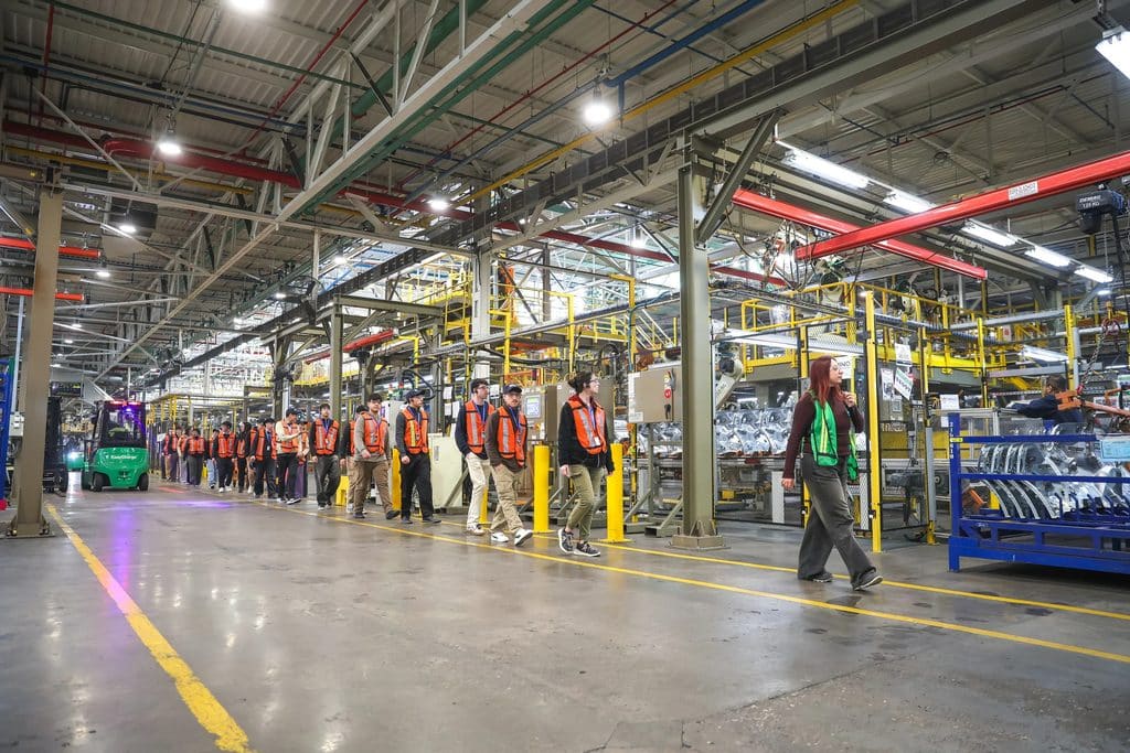 Ford ofrece 40 becas gratuitas en tecnología e inteligencia artificial para jóvenes en Bogotá. La nueva edición de Ford Enter busca formar a jóvenes de 18 a 24 años en automatización con IA y habilidades socioemocionales