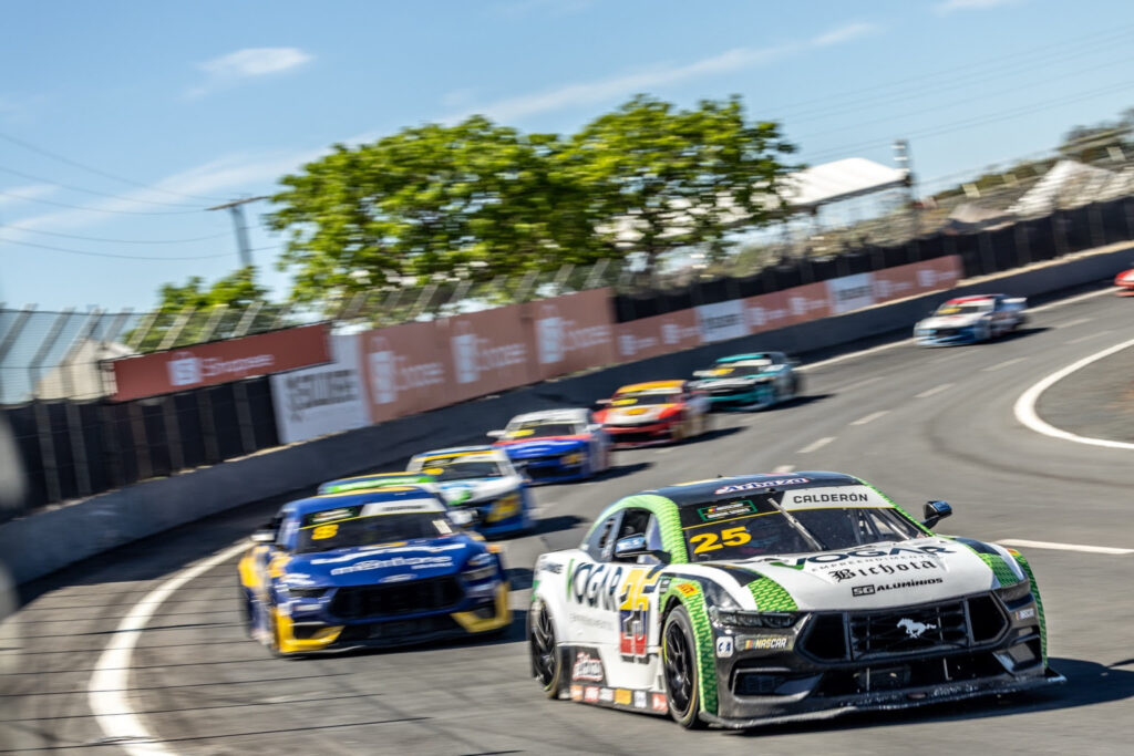 Tata Calderón primera mujer en ganar una carrera de Nascar Brasil