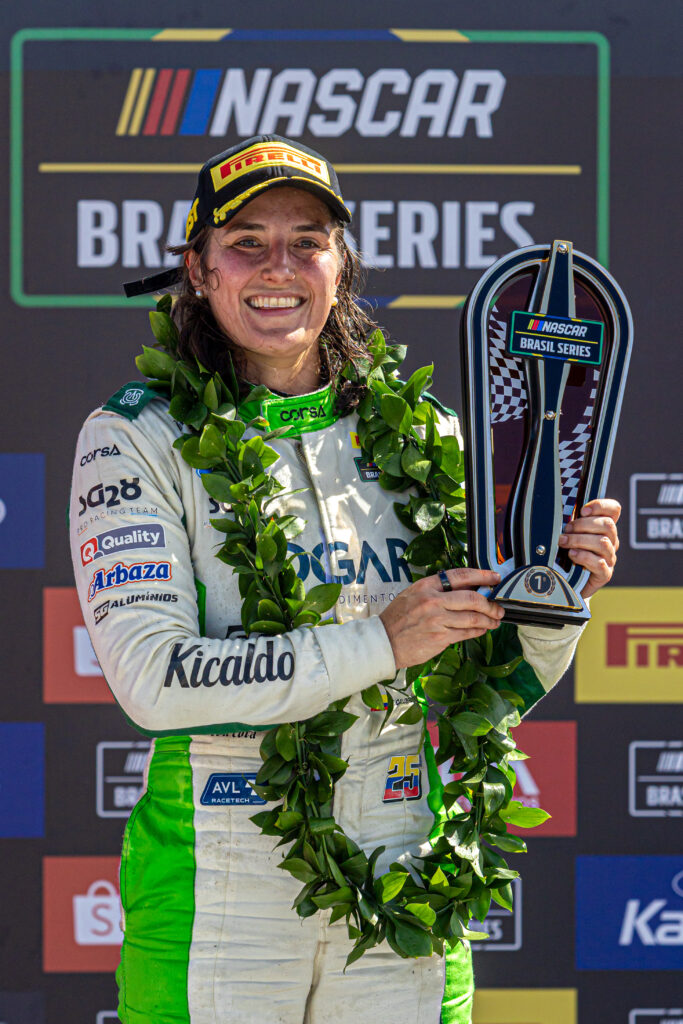 Tata Calderón primera mujer en ganar una carrera de Nascar Brasil